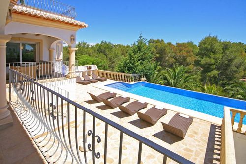 Anngo Winter Grande et confortable villa à Xàbia, Costa Blanca, Espagne avec piscine privée pour 8 personnes. La maison est située dans une zone résidentielle de plage vallonnée et boisée, à proximité des supermarchés et à 4 km de la plage de La Granadella, Xàbia....