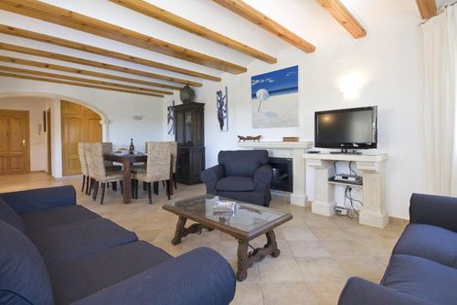 Anngo Winter Grande et confortable villa à Javea, Costa Blanca, Espagne, avec une piscine privée pour 8 personnes. La maison est située dans un quartier résidentiel, boisé et vallonné, à proximité des supermarchés et à 4 km de la plage de La Granadella, à Javea....