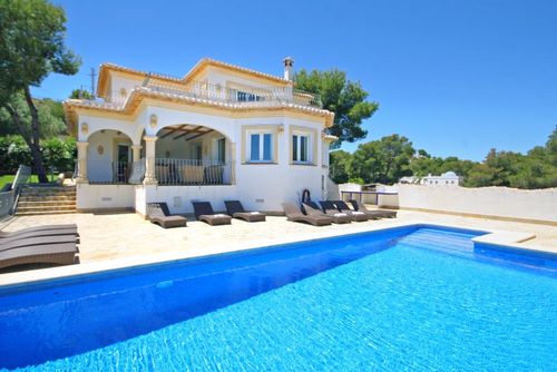 Anngo Dos Winter Wunderschöne und reizvolle Villa mit privatem Pool in Jávea, Costa Blanca, Spanien, geeignet für 12 Personen. Das Haus liegt in einer hügeligen, bewaldeten und ruhigen Strandgegend, nahe Supermärkten und 4 km vom Strand La Granadella, Jávea entfernt....