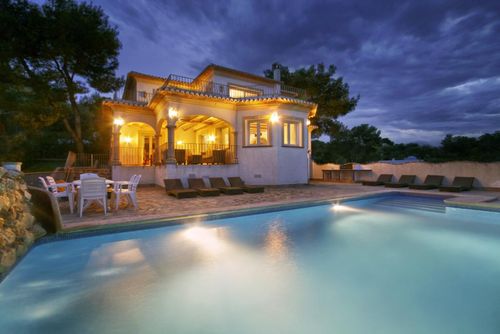 Anngo Dos Winter Wunderschöne und reizvolle Villa mit privatem Pool in Jávea, Costa Blanca, Spanien, geeignet für 12 Personen. Das Haus liegt in einer hügeligen, bewaldeten und ruhigen Strandgegend, nahe Supermärkten und 4 km vom Strand La Granadella, Jávea entfernt....