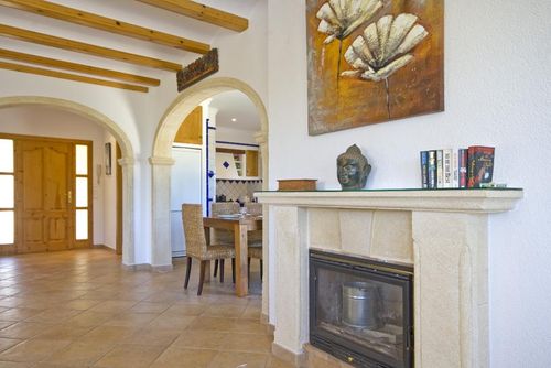 Anngo Dos Winter Superbe et charmante villa avec piscine privée à Jávea, Costa Blanca, Espagne pour 12 personnes. La maison est située dans une zone de plage résidentielle vallonnée et boisée, à proximité des supermarchés et à 4 km de La Granadella, plage de Jávea....