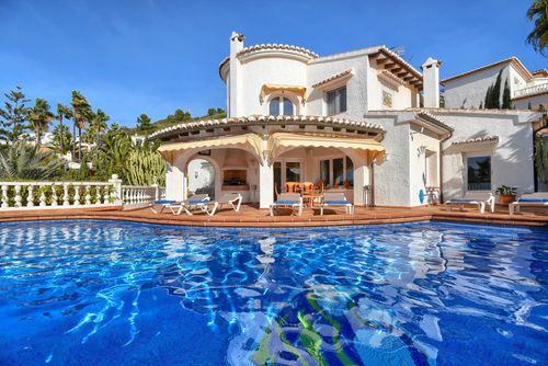 Chimo Winter Große und komfortable Villa in Moraira, Costa Blanca, Spanien mit privatem Pool für 8 Personen. Das Haus befindet sich in einer Wohngegend am Strand und 2 km vom Strand El Portet entfernt....