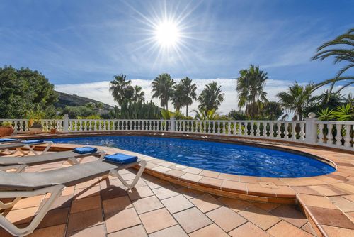Chimo Winter Grande et confortable villa à Moraira, Costa Blanca, Espagne avec piscine privée pour 8 personnes. La maison est située dans une zone résidentielle de plage et à 2 km de la plage d'El Portet....