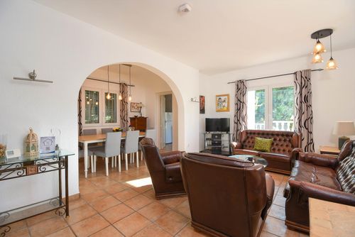 Chimo Winter Amplia y confortable villa en Moraira, Costa Blanca, España, con piscina privada para 8 personas. La casa está situada en una zona residencial de playa y a 2 km de la Playa El Portet....