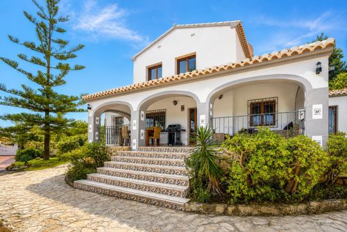 Luna Winter Ruime en comfortabele villa in Javea, Costa Blanca, Spanje met privézwembad voor 8 personen. Het huis is gelegen in een bosrijke en residentiële strandomgeving en ligt op 2 km van El Arenal, het strand van Javea....