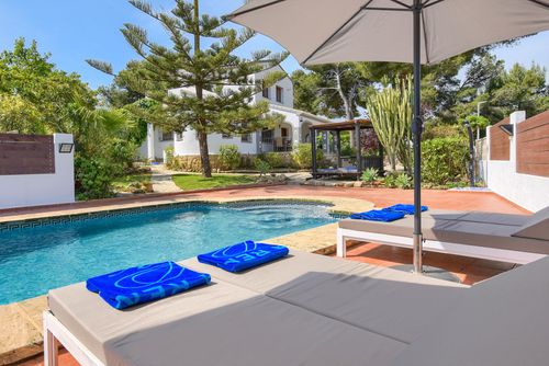 Luna Winter Große und komfortable Villa in Javea, Costa Blanca, Spanien, mit privatem Pool für 8 Personen. Das Haus befindet sich in einem bewaldeten und ruhigen Wohngebiet in Strandnähe und ist 2 km vom El Arenal, dem Strand von Javea, entfernt....