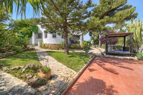 Luna Winter Große und komfortable Villa in Javea, Costa Blanca, Spanien, mit privatem Pool für 8 Personen. Das Haus befindet sich in einem bewaldeten und ruhigen Wohngebiet in Strandnähe und ist 2 km vom El Arenal, dem Strand von Javea, entfernt....