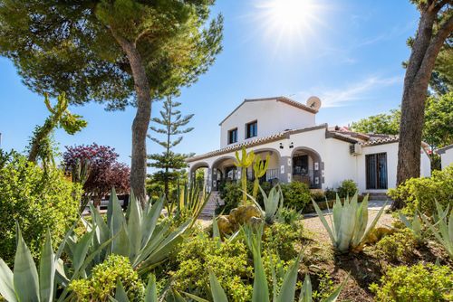 Luna Winter Große und komfortable Villa in Javea, Costa Blanca, Spanien, mit privatem Pool für 8 Personen. Das Haus befindet sich in einem bewaldeten und ruhigen Wohngebiet in Strandnähe und ist 2 km vom El Arenal, dem Strand von Javea, entfernt....