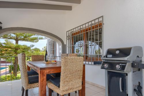 Luna Winter Amplia y cómoda villa en Javea, Costa Blanca, España, con piscina privada para 8 personas. La casa está situada en una zona residencial boscosa cerca de la playa y se encuentra a 2 km de El Arenal, la playa de Javea....