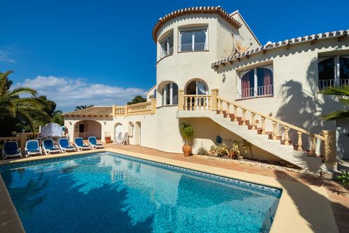 Hermosa Winter Villa classique et confortable avec piscine privée à Jávea, Costa Blanca, Espagne pour 8 personnes. La maison est située dans un quartier résidentiel proche de la plage....