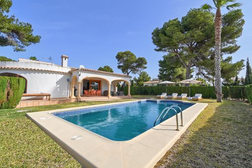 Sonrisa Winter Mooie en comfortabele villa in Javea, Costa Blanca, Spanje met een privézwembad voor 4 personen. Het huis is gelegen in een kustachtige, heuvelachtige, groene en woonwijk, dicht bij restaurants en bars, supermarkten, en een tennisbaan, en op 2 km van Ambolo Beach, Javea....