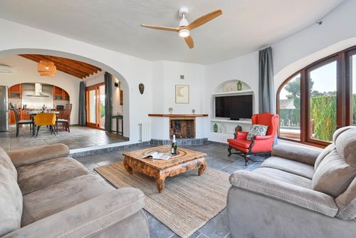 Sonrisa Winter Mooie en comfortabele villa in Javea, Costa Blanca, Spanje met een privézwembad voor 4 personen. Het huis is gelegen in een kustachtige, heuvelachtige, groene en woonwijk, dicht bij restaurants en bars, supermarkten, en een tennisbaan, en op 2 km van Ambolo Beach, Javea....