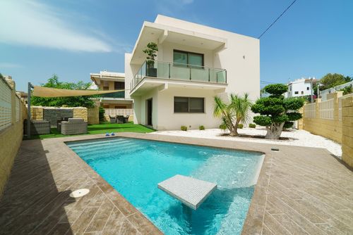 Javi Winter Prachtige en luxe villa met privézwembad in Jávea, Costa Blanca, Spanje voor 10 personen. Het huis is gelegen in een residentiële strandomgeving, dichtbij restaurants en bars, winkels en supermarkten, 100 m van El Arenal, het strand van Jávea en 0,1 km van Mediterráneo, Jávea....