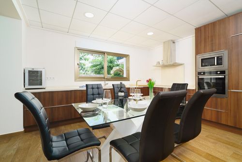 Javi Winter Magnifique et luxueuse villa avec piscine privée à Jávea, Costa Blanca, Espagne pour 10 personnes. La maison est située dans un quartier résidentiel de plage, à proximité des restaurants et bars, boutiques et supermarchés, à 100 m de la plage El Arenal, Jávea et à 0,1 km du Mediterráneo, Jávea....