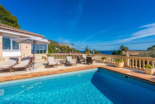 La Cofa Winter Prachtige en luxe villa in Jávea, Costa Blanca, Spanje met privézwembad voor 4 personen. Het huis is gelegen in een woonwijk nabij het strand, op 1 km van La Grava, Puerto, Jávea strand en 1 km van de Middellandse Zee, Jávea....