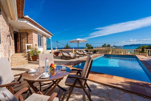 La Cofa Winter Magnifique et luxueuse villa avec piscine privée à Javea, Costa Blanca, Espagne, pour 4 personnes. La maison est située dans un quartier résidentiel en bord de mer, à 1 km de La Grava, du port et de la plage de Javea, et à 1 km de Mediterraneo, Javea....
