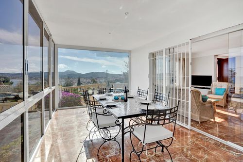 La Cofa Winter Maravillosa y lujosa villa con piscina privada en Jávea, Costa Blanca, España para 4 personas. La casa está situada en una zona residencial de playa, a 1 km de La Grava, Puerto, playa de Jávea y a 1 km del Mediterráneo, Jávea....