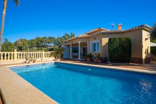 Hidalgo Belle et confortable villa avec piscine privée à Denia, Costa Blanca, Espagne pour 6 personnes. La maison est située dans une zone résidentielle et vallonnée près de la plage, à 1 km de la plage de Marineta Casiana et à 1 km de la mer Méditerranée....