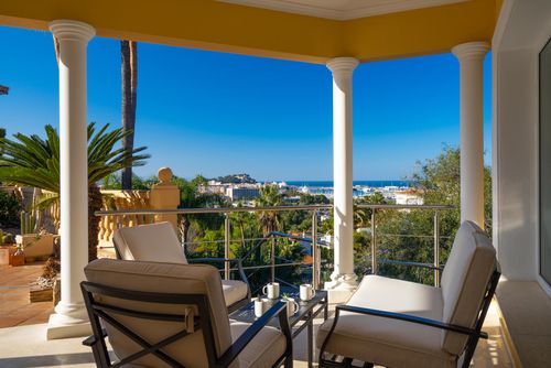 Hidalgo Belle et confortable villa à Denia, Costa Blanca, Espagne, avec piscine privée pour 6 personnes. La maison est située dans une zone résidentielle et vallonnée près de la plage, à 1 km de la plage de Marineta Casiana et à 1 km de la mer Méditerranée....