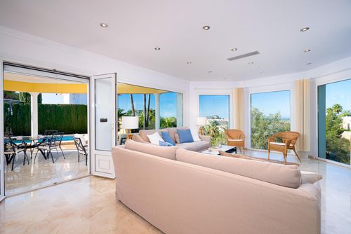 Hidalgo Prachtige en comfortabele villa in Denia, Costa Blanca, Spanje met privézwembad voor 6 personen. Het huis is gelegen in een heuvelachtig en residentieel strandgebied, op 1 km van het strand Marineta Casiana en op 1 km van de Middellandse Zee....