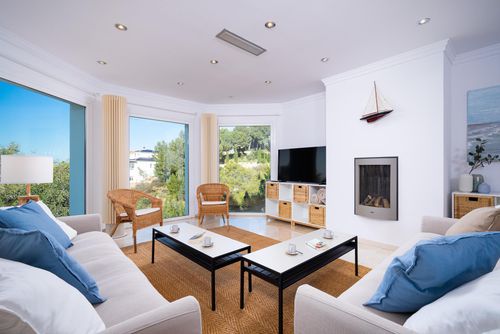 Hidalgo Magnifique et confortable villa à Dénia, sur la Costa Blanca en Espagne, avec piscine privée pour 6 personnes. La maison est située dans un quartier résidentiel et vallonné près de la plage, à 1 km de la plage de Marineta Casiana et à 1 km de la mer Méditerranée....