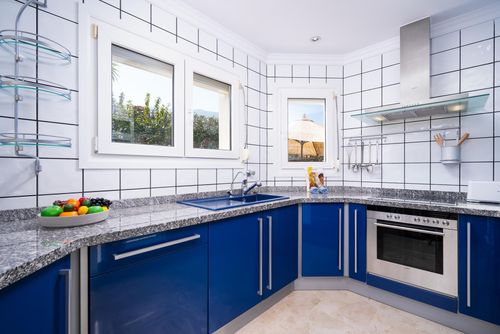 Hidalgo Bellissima e confortevole villa con piscina privata a Denia, Costa Blanca, Spagna per 6 persone. La casa è situata in una zona collinare e residenziale vicino alla spiaggia, a 1 km dalla spiaggia di Marineta Casiana e a 1 km dal Mediterraneo....