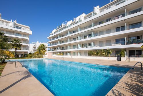 Marina Real I Apartamento moderno y cómodo con piscina comunitaria en Denia, Costa Blanca, España, para 4 personas. El apartamento está situado en una zona costera urbana y se encuentra a 1 km de la playa Marineta Casiana....