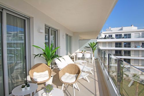 Marina Real I Modern and comfortable apartment with communal pool in Denia, Costa Blanca, Spain for 4 persons. The apartment is situated in an urban beach area and is 1 km from Marineta Casiana beach....