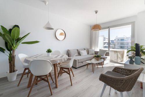 Marina Real I Appartement moderne et confortable avec piscine commune à Denia, Costa Blanca, Espagne, pour 4 personnes. L'appartement est situé dans une zone urbaine en bord de mer et se trouve à 1 km de la plage de Marineta Casiana....