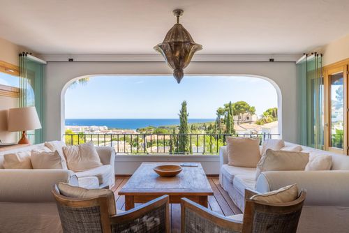 Villa Relax by Solidays Charmante et luxueuse villa avec piscine chauffée à Moraira, Costa Blanca, Espagne pour 8 personnes. La villa est située dans une zone résidentielle proche de la plage, à proximité de restaurants, bars et supermarchés, et se trouve à 1 km de la plage de L'Ampolla....