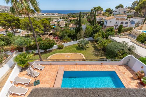 Villa Relax by Solidays Charmante et luxueuse villa avec piscine chauffée à Moraira, Costa Blanca, Espagne pour 8 personnes. La villa est située dans une zone résidentielle proche de la plage, à proximité de restaurants, bars et supermarchés, et se trouve à 1 km de la plage de L'Ampolla....