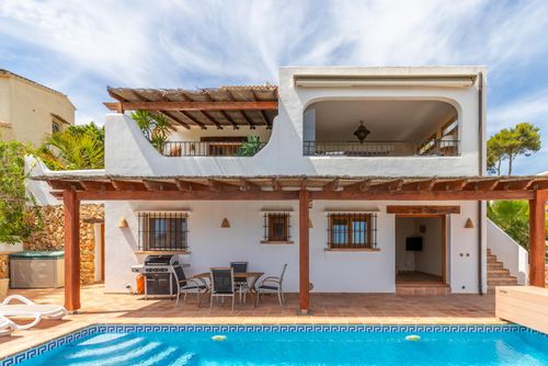 Villa Relax by Solidays Mooi en luxe villa met verwarmd zwembad in Moraira, Costa Blanca, Spanje voor 8 personen. De villa is gelegen in een woonwijk dichtbij het strand, met restaurants, bars en supermarkten in de nabijheid, en bevindt zich op 1 km van het strand van L'Ampolla....