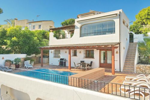 Villa Relax by Solidays Encantadora y lujosa villa con piscina climatizada en Moraira, Costa Blanca, España, para 8 personas. La villa se encuentra en una zona residencial de playa, cerca de restaurantes, bares y supermercados, y a 1 km de la playa de L'Ampolla....