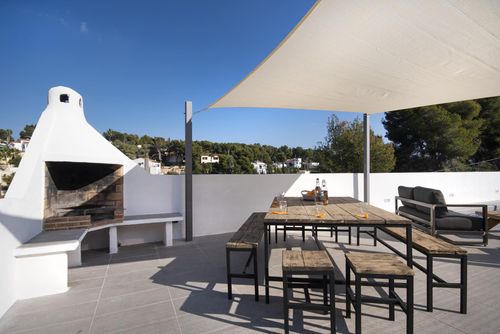 Sara 4 Moderne en vrolijke villa met privézwembad in Benissa, Costa Blanca, Spanje voor 4 personen. Het huis is gelegen in een kust- en woongebied, dicht bij een tennisbaan, 2 km van het Cala Abogat strand en 5 km van Moraira....