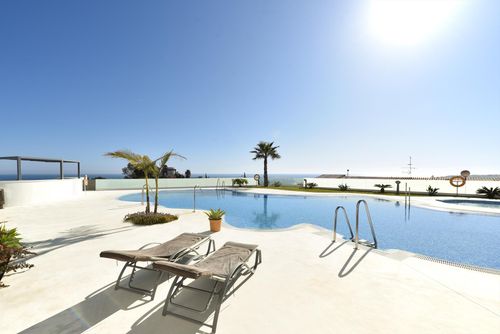 Monte Paraiso Apartamento moderno y lujoso con piscina comunitaria en Fuengirola, Andalucía, España, para 6 personas. El apartamento se encuentra en un complejo turístico, en una zona costera, montañosa y residencial, cerca de restaurantes y bares y a 2 km de la Playa de Torreblanca....