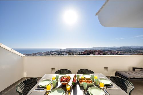 Monte Paraiso Modernes und luxuriöses Apartment mit Gemeinschaftspool in Fuengirola, Andalusien, Spanien für 6 Personen. Das Apartment befindet sich in einem Resort, in einer Küsten-, hügeligen und Wohngegend, nahe Restaurants und Bars und 2 km vom Strand Torreblanca entfernt....