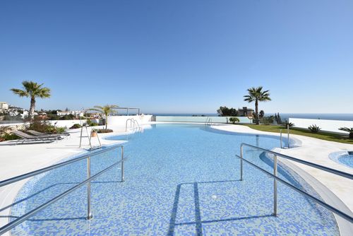 Monte Paraiso Modern and luxurious apartment with communal pool in Fuengirola, Andalusia, Spain for 6 persons. The apartment is situated in a resort, in a coastal, hilly and residential area, close to restaurants and bars and 2 km from Torreblanca Beach....