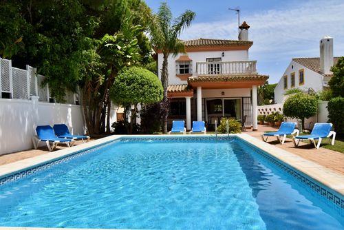 Charo Classieke en comfortabele villa met privézwembad in Chiclana de la Frontera, Costa de la Luz, Spanje voor 8 personen. Het huis is gelegen in een bosrijke en residentiële strandomgeving, dicht bij restaurants en bars, winkels en supermarkten, en op 200 m van het La Barrosa-strand....