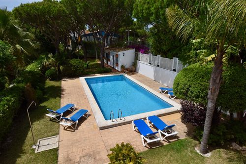 Charo Villa clásica y cómoda con piscina privada en La Barrosa, Costa de la Luz, España para 8 personas. La casa se encuentra en una zona residencial y arbolada cerca de la playa, a poca distancia de restaurantes y bares, tiendas y supermercados, y a 200 m de la playa de La Barrosa....