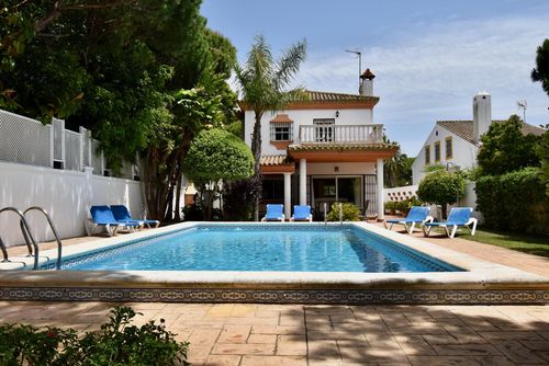 Charo Klassische und komfortable Villa mit privatem Pool in La Barrosa, Costa de la Luz, Spanien für 8 Personen. Das Haus befindet sich in einem bewaldeten und Wohngebiet am Strand, nahe Restaurants und Bars, Geschäften und Supermärkten, und nur 200 m vom Strand La Barrosa entfernt....