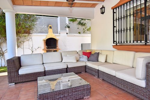 Charo Classica e confortevole villa con piscina privata a La Barrosa, Costa de la Luz, Spagna per 8 persone. La casa è situata in una zona residenziale e alberata vicino alla spiaggia, a pochi passi da ristoranti e bar, negozi e supermercati, e a 200 m dalla spiaggia di La Barrosa....