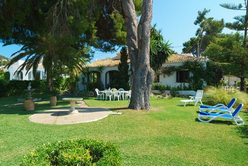 Ginjoler 4 pax Prachtige en romantische villa in Xàbia, Costa Blanca, Spanje met privézwembad voor 4 personen. Het huis is gelegen in een residentiële strandwijk, dicht bij restaurants en bars en een tennisbaan en op 4 km van El Arenal, Xàbia strand....