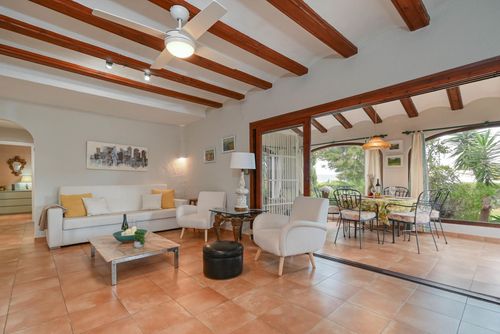 Ginjoler 4 pax Bellissima e romantica villa a Xàbia, Costa Blanca, Spagna, con piscina privata per 4 persone. La casa è situata in una zona residenziale vicino alla spiaggia, a pochi passi da ristoranti, bar e un campo da tennis, e a 4 km dalla spiaggia di El Arenal, Xàbia....