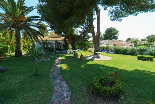 Ginjoler 4 pax Prachtige en romantische villa in Xàbia, Costa Blanca, Spanje met privézwembad voor 4 personen. Het huis is gelegen in een residentiële strandwijk, dicht bij restaurants en bars en een tennisbaan en op 4 km van El Arenal, Xàbia strand....