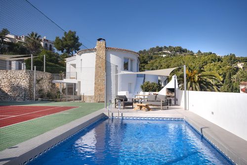 Sara 10 Villa moderna e vivace con piscina privata a Benissa, Costa Blanca, Spagna, per 10 persone. La casa è situata in una zona costiera e residenziale, vicino a un campo da tennis, a 2 km dalla spiaggia di Cala Abogat e a 5 km da Moraira....
