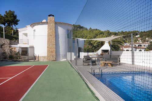 Sara 10 Villa moderna e vivace a Benissa, Costa Blanca, Spagna, con piscina privata per 10 persone. La casa è situata in una zona residenziale e costiera, vicino a un campo da tennis, a 2 km dalla spiaggia di Cala Abogat e a 5 km da Moraira....