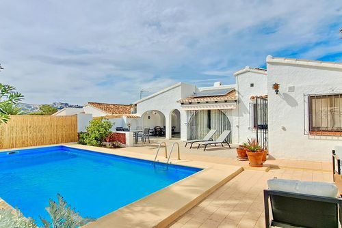 Villa Sol by Solidays Classic en vrolijke villa in Moraira, Costa Blanca, Spanje met verwarmd zwembad voor 5 personen. Het huis is gelegen nabij restaurants en bars, winkels en supermarkten, en bevindt zich op 1 km van het strand van Moraira....