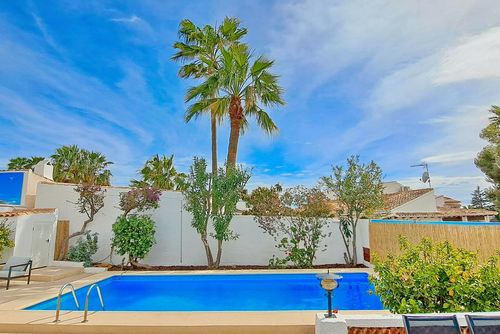 Villa Sol by Solidays Villa clásica y alegre con piscina climatizada en Moraira, Costa Blanca, España, para 5 personas. La casa está situada cerca de restaurantes y bares, tiendas y supermercados, y se encuentra a 1 km de la playa de Moraira....