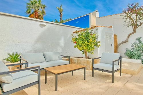 Villa Sol by Solidays Classic and cheerful villa in Moraira, Costa Blanca, Spain with heated pool for 5 persons. The house is situated close to restaurants and bars, shops and supermarkets, and is 1 km from Moraira beach....