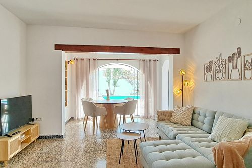 Villa Sol by Solidays Villa clásica y alegre con piscina climatizada en Moraira, Costa Blanca, España, para 5 personas. La casa está situada cerca de restaurantes y bares, tiendas y supermercados, y se encuentra a 1 km de la playa de Moraira....